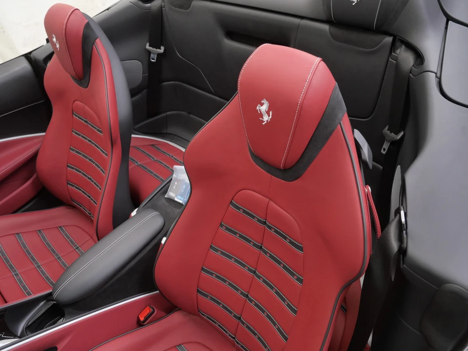 2025 Ferrari Roma Spider - Image 20 of 31