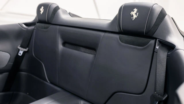 2025 Ferrari Roma Spider - Image 10 of 17