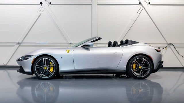 2025 Ferrari Roma Spider - Image 14 of 17