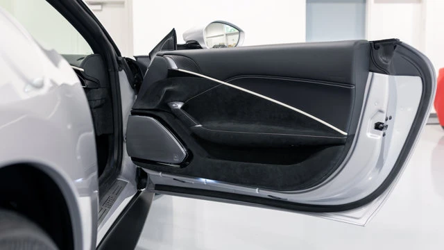 2025 Ferrari Roma Spider - Image 12 of 17