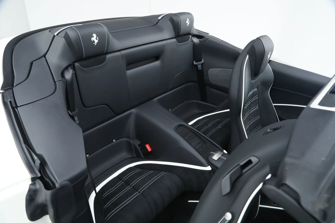 2025 Ferrari Roma Spider - Image 24 of 31