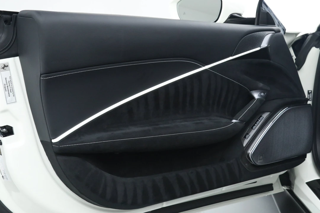 2025 Ferrari Roma Spider - Image 27 of 31