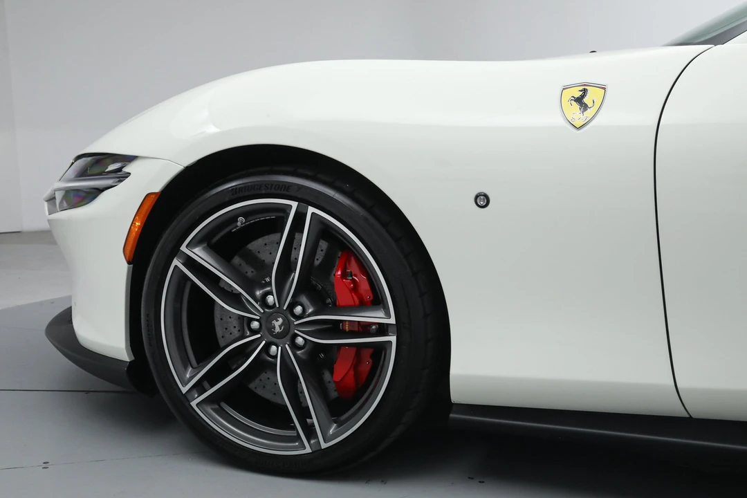 2025 Ferrari Roma Spider - Image 17 of 31