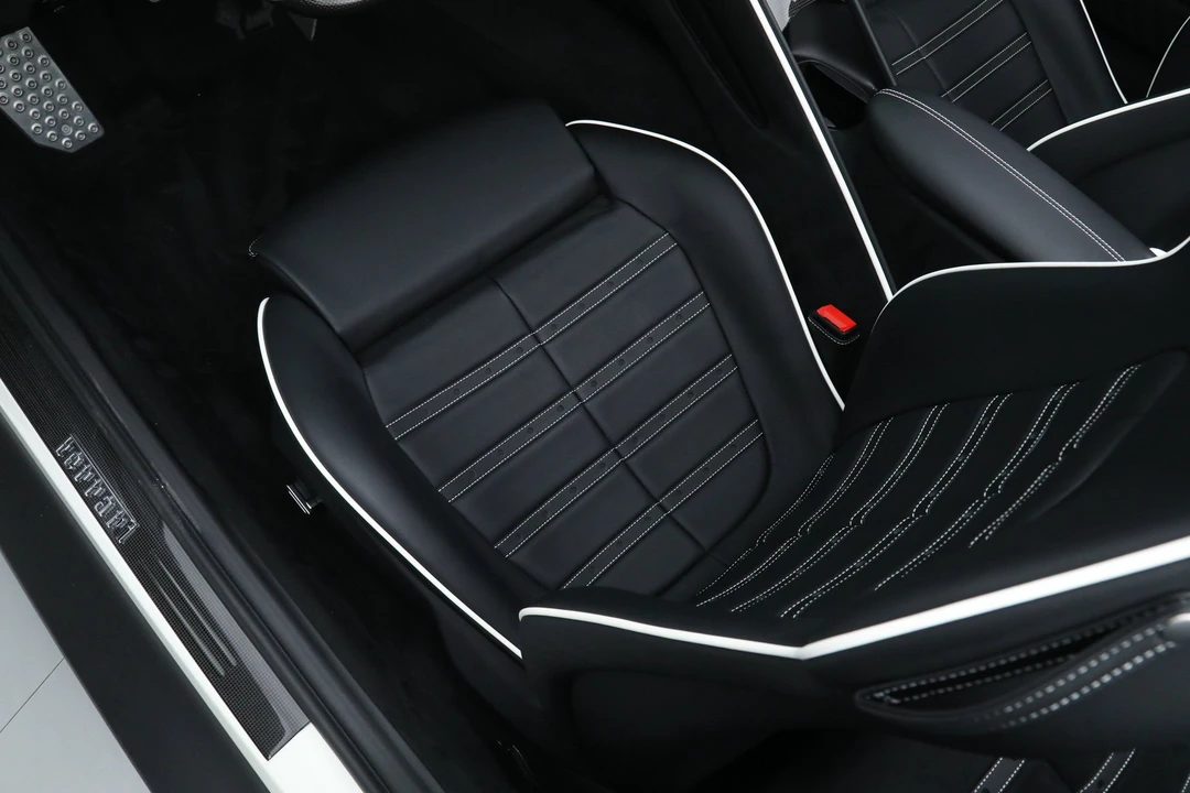 2025 Ferrari Roma Spider - Image 28 of 31
