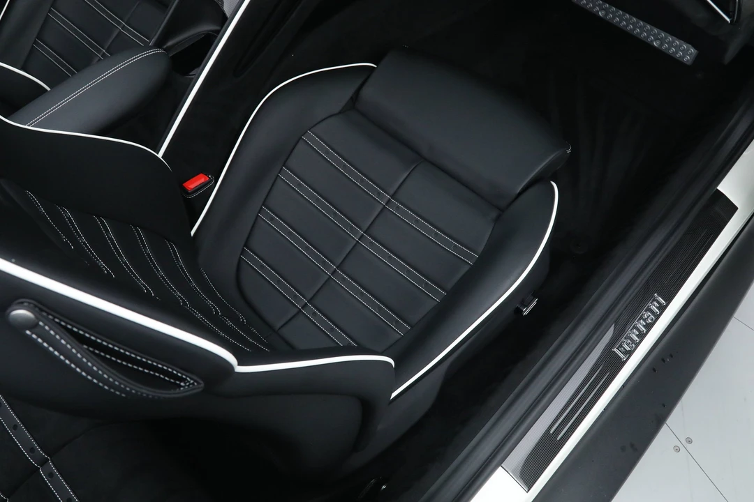 2025 Ferrari Roma Spider - Image 25 of 31
