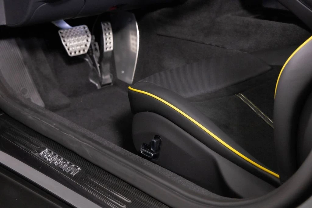 2025 Ferrari Roma Spider - Image 29 of 31