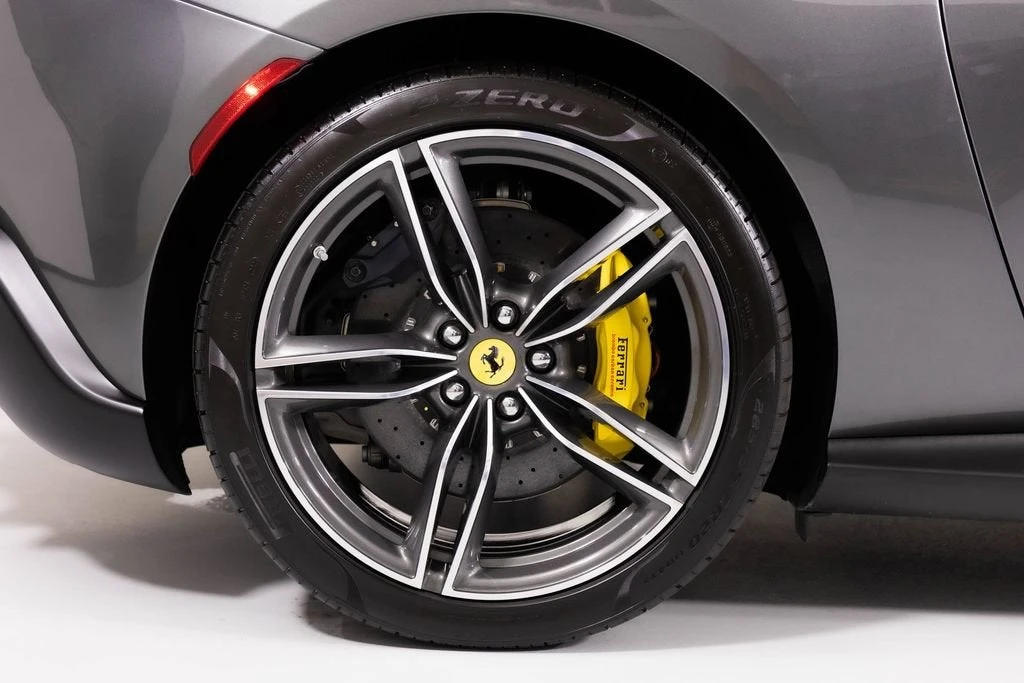 2025 Ferrari Roma Spider - Image 26 of 31