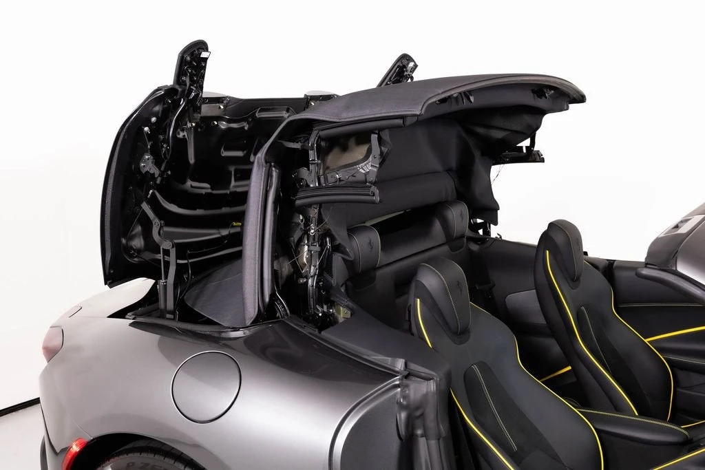 2025 Ferrari Roma Spider - Image 16 of 31