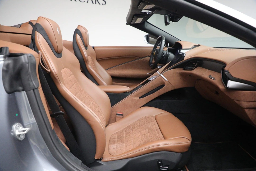 2025 Ferrari Roma Spider - Image 19 of 31