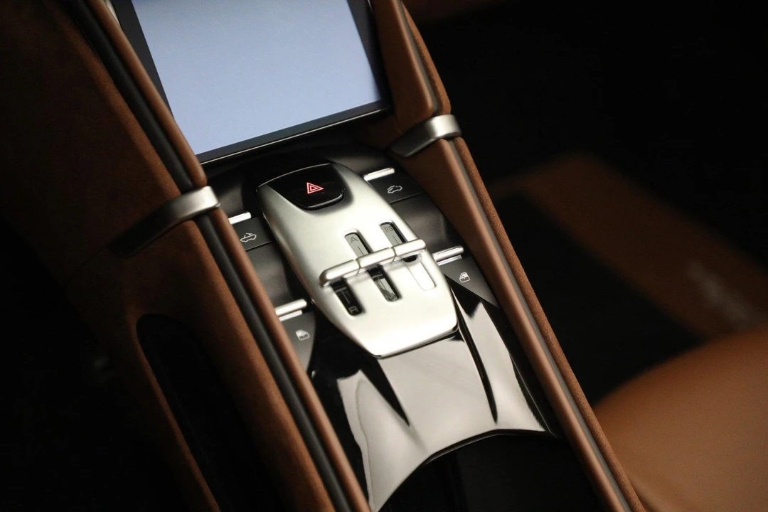 2025 Ferrari Roma Spider - Image 24 of 31