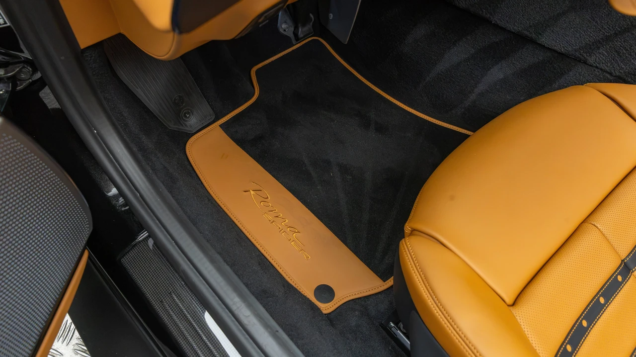2025 Ferrari Roma Spider - Image 19 of 31
