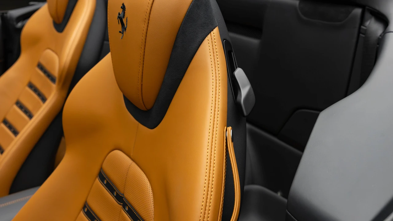 2025 Ferrari Roma Spider - Image 17 of 31