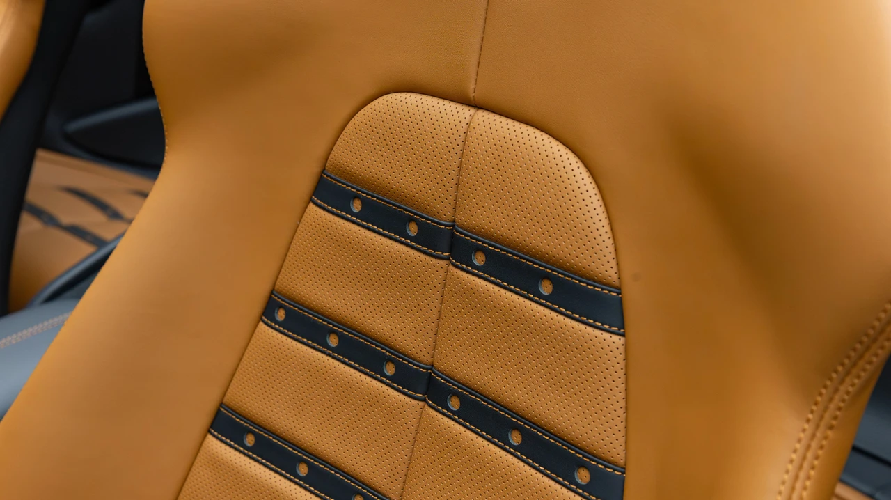 2025 Ferrari Roma Spider - Image 18 of 31