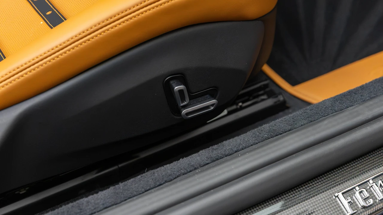 2025 Ferrari Roma Spider - Image 15 of 31