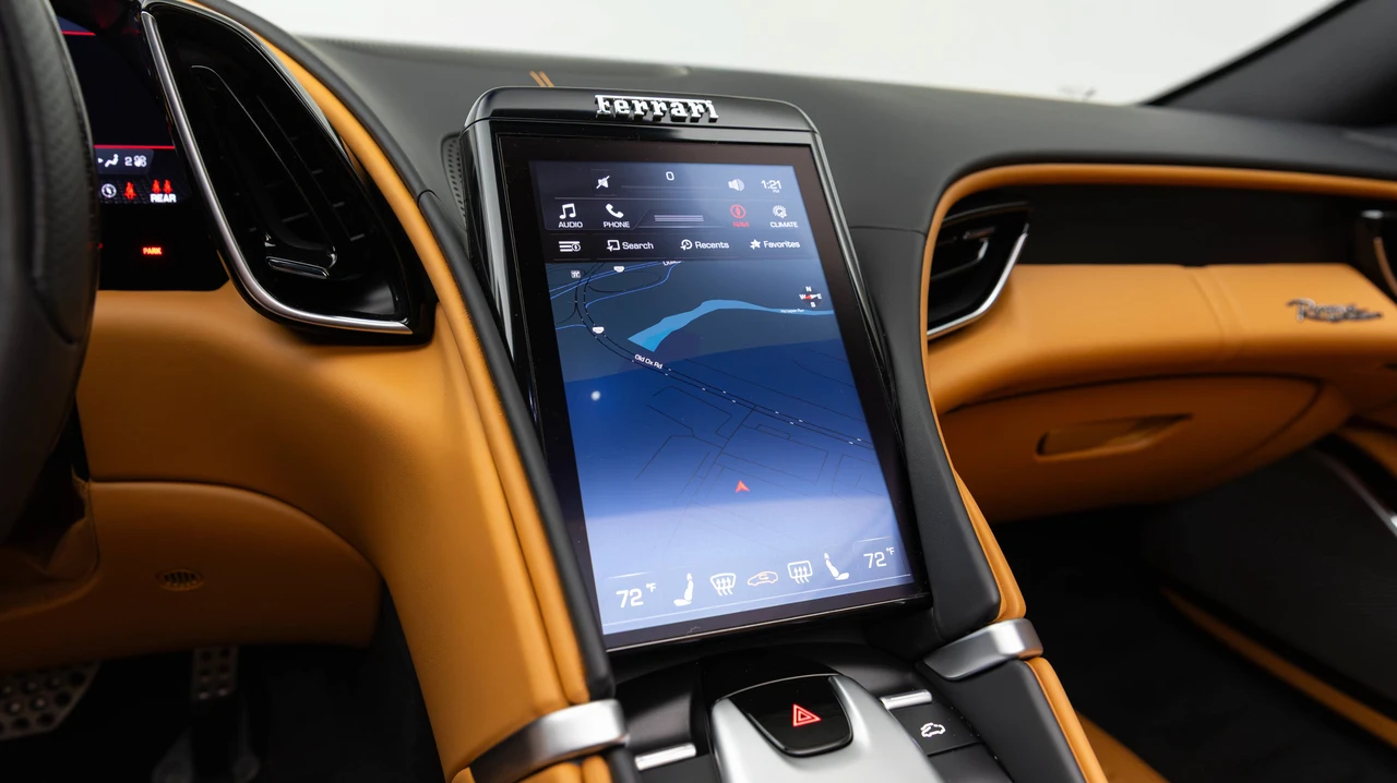 2025 Ferrari Roma Spider - Image 27 of 31