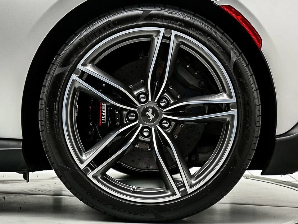 2025 Ferrari Roma Spider - Image 27 of 31