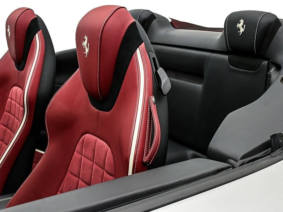 2025 Ferrari Roma Spider - Image 15 of 31