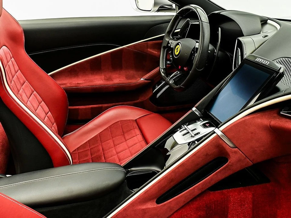 2025 Ferrari Roma Spider - Image 19 of 31
