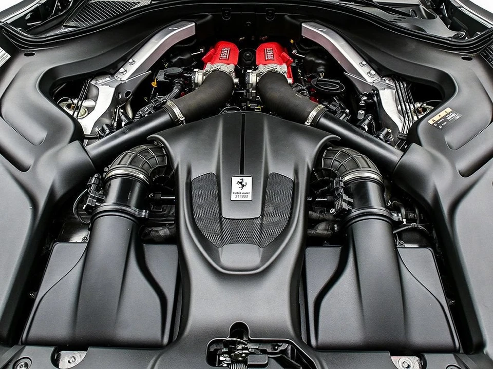 2025 Ferrari Roma Spider - Image 29 of 31