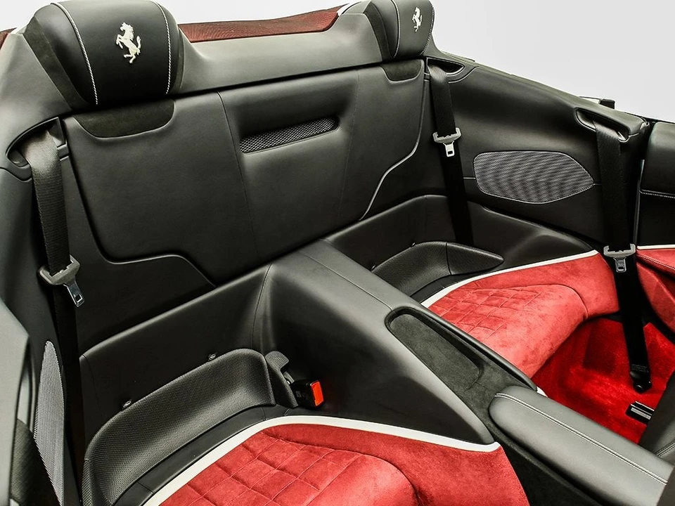 2025 Ferrari Roma Spider - Image 20 of 31