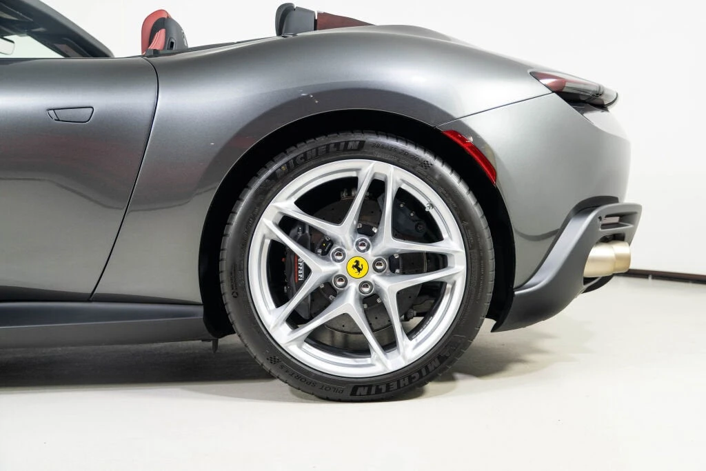 2025 Ferrari Roma Spider - Image 14 of 31