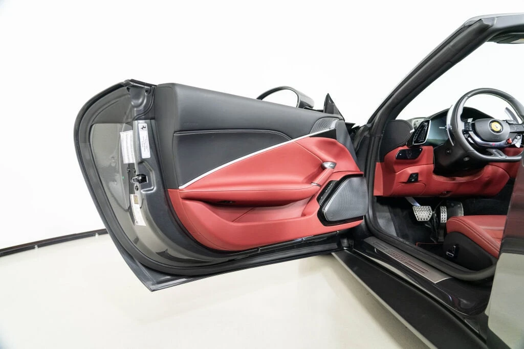2025 Ferrari Roma Spider - Image 30 of 31