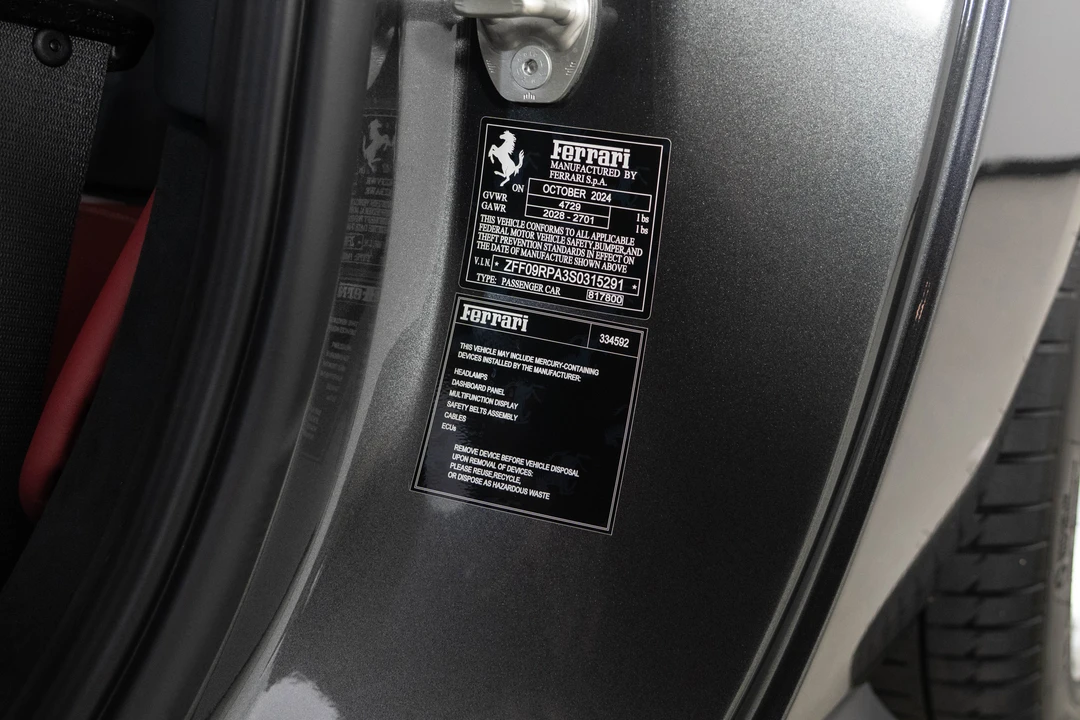 2025 Ferrari Roma Spider - Image 29 of 31