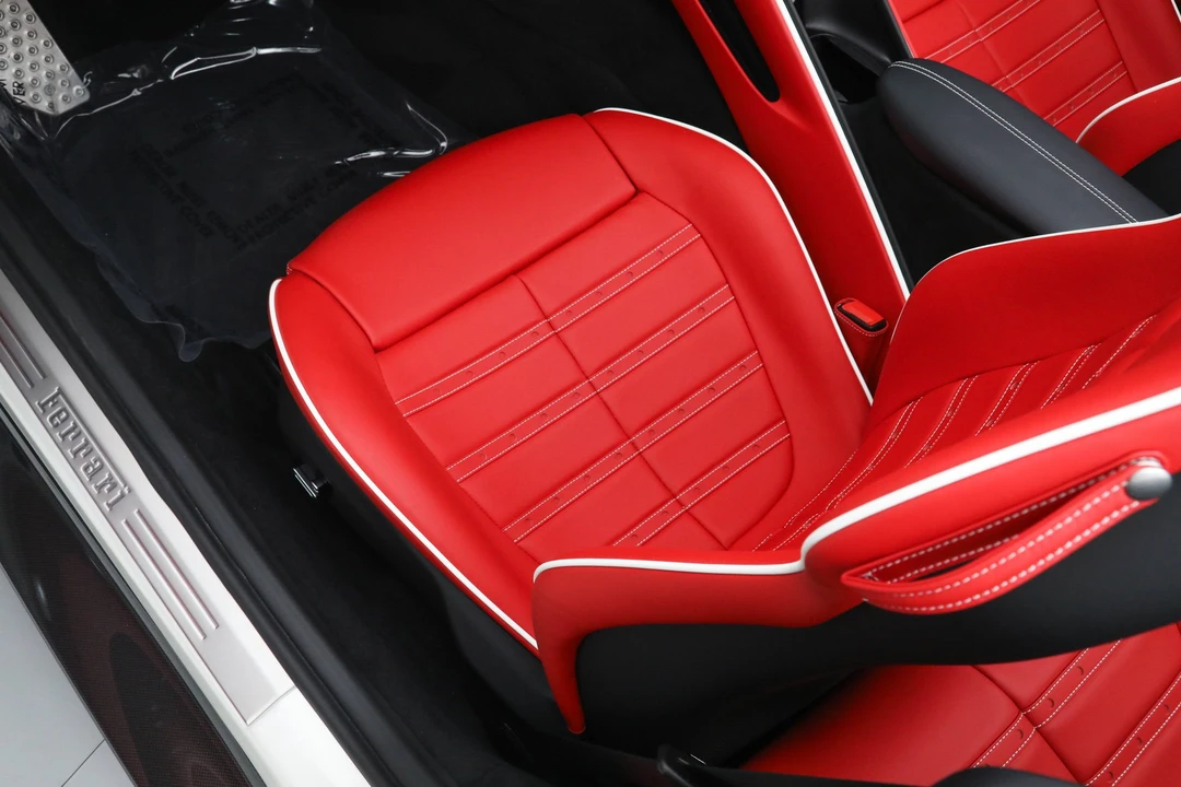 2025 Ferrari Roma Spider - Image 27 of 31