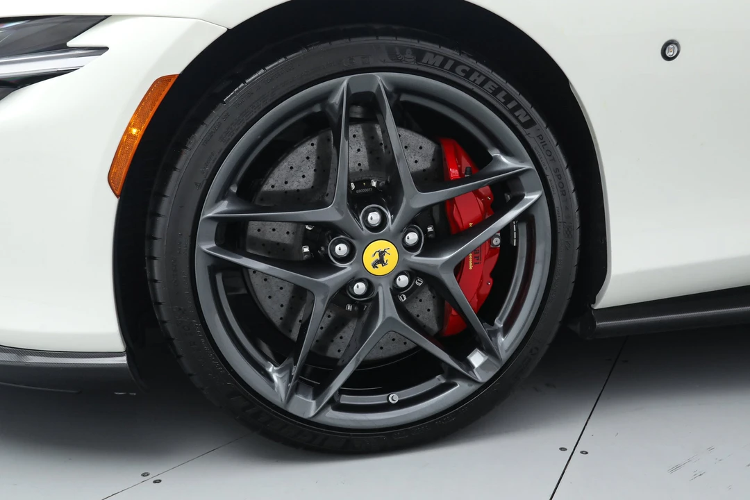 2025 Ferrari Roma Spider - Image 16 of 31