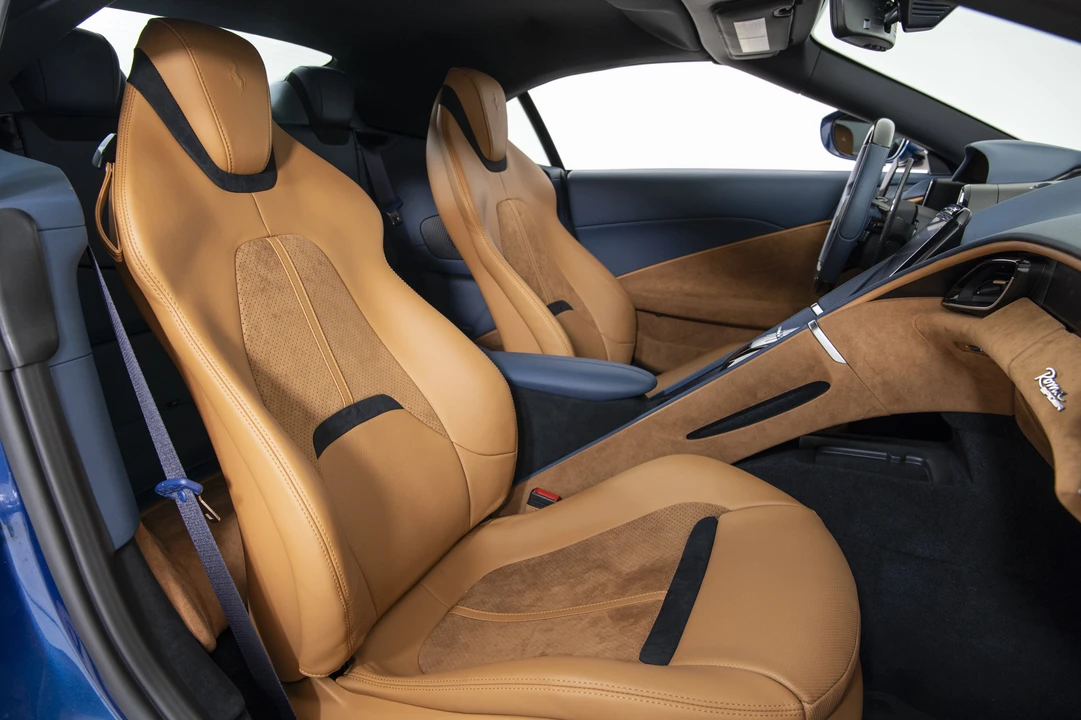 2025 Ferrari Roma Spider - Image 17 of 31