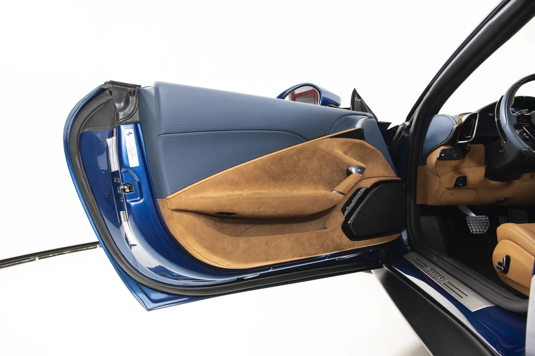 2025 Ferrari Roma Spider - Image 22 of 31