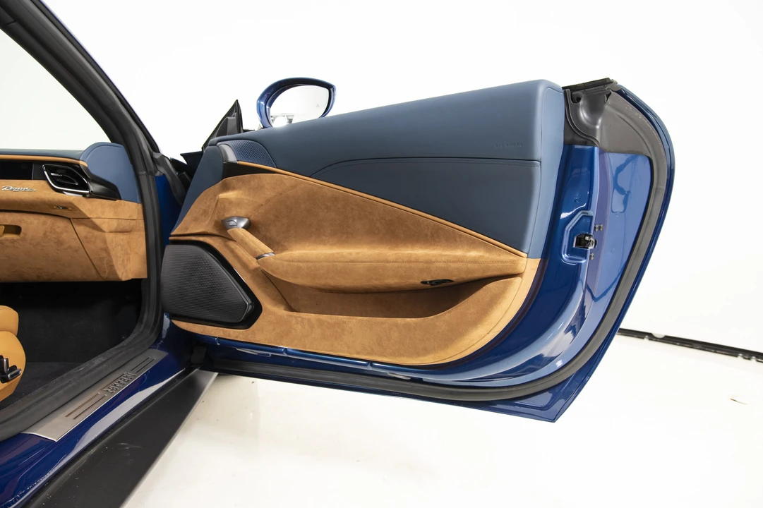 2025 Ferrari Roma Spider - Image 23 of 31
