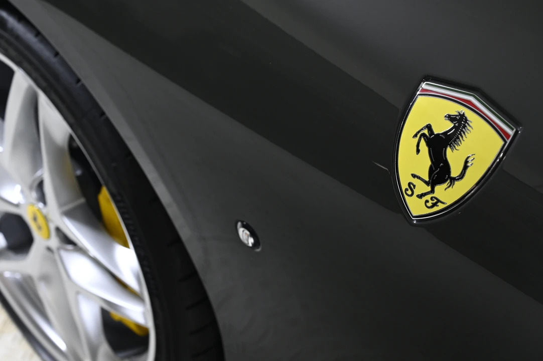 2025 Ferrari Roma Spider - Image 27 of 31