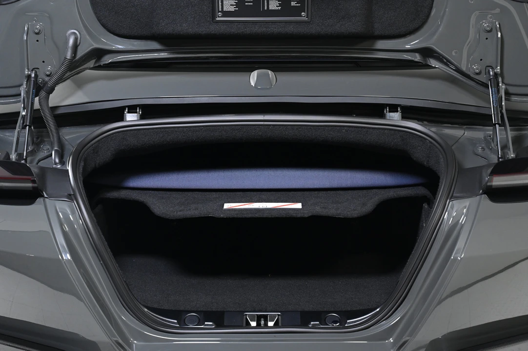 2025 Ferrari Roma Spider - Image 30 of 31