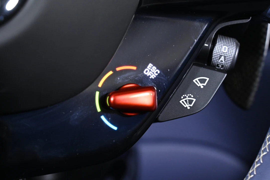 2025 Ferrari Roma Spider - Image 22 of 31