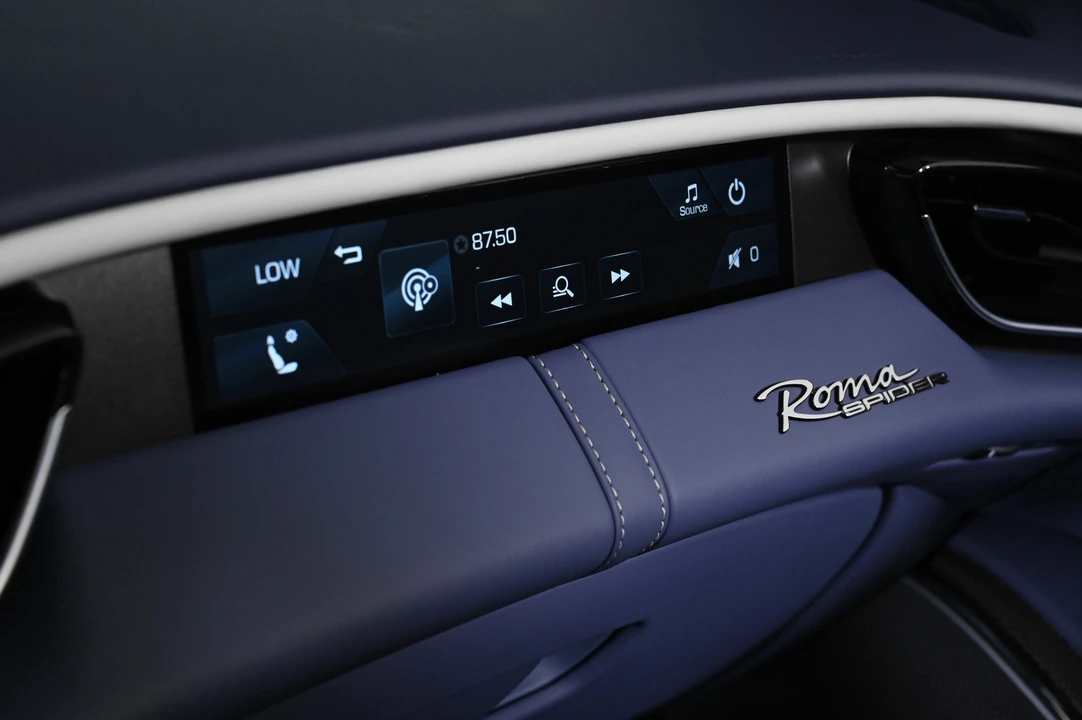 2025 Ferrari Roma Spider - Image 23 of 31