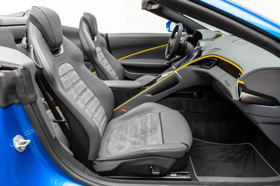2025 Ferrari Roma Spider - Image 27 of 31