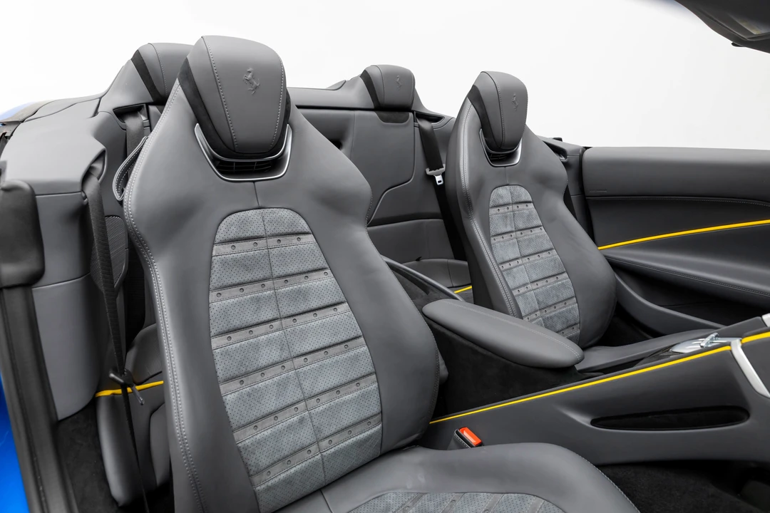 2025 Ferrari Roma Spider - Image 28 of 31