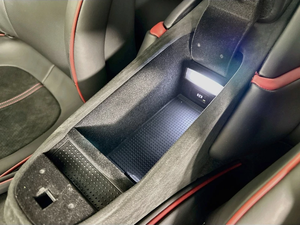 2025 Ferrari Roma Spider - Image 29 of 31