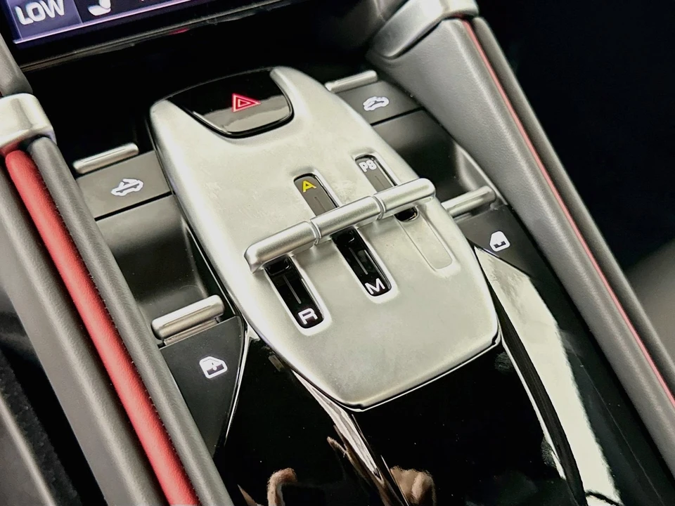 2025 Ferrari Roma Spider - Image 28 of 31