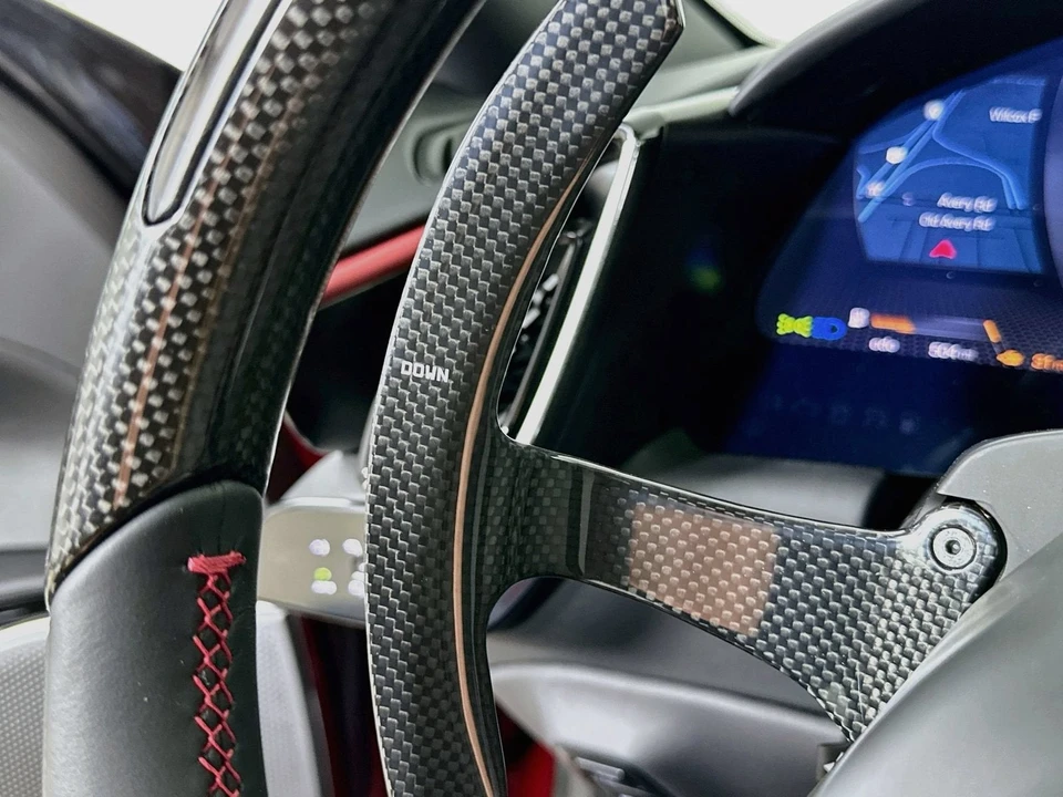 2025 Ferrari Roma Spider - Image 18 of 31