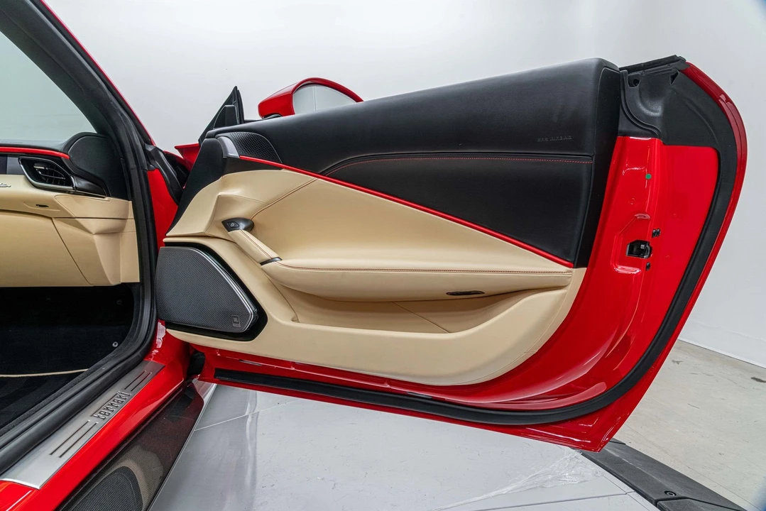 2025 Ferrari Roma Spider - Image 21 of 31