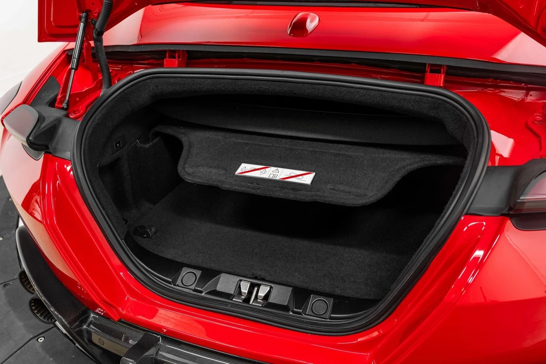 2025 Ferrari Roma Spider - Image 26 of 31