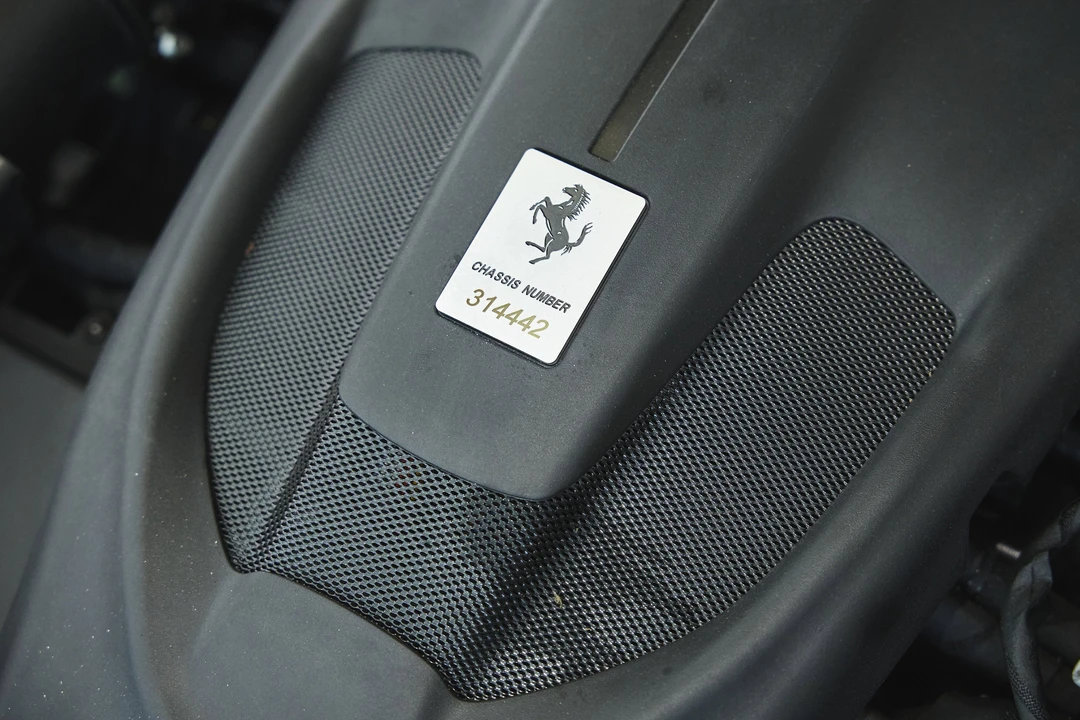 2025 Ferrari Roma Spider - Image 28 of 31