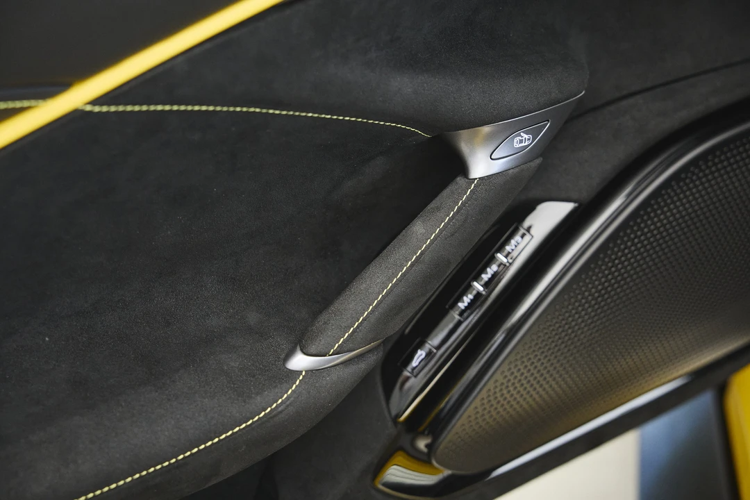 2025 Ferrari Roma Spider - Image 22 of 31