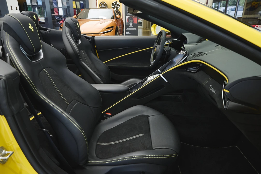 2025 Ferrari Roma Spider - Image 26 of 31
