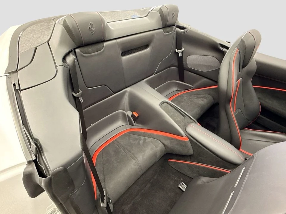 2025 Ferrari Roma Spider - Image 28 of 31