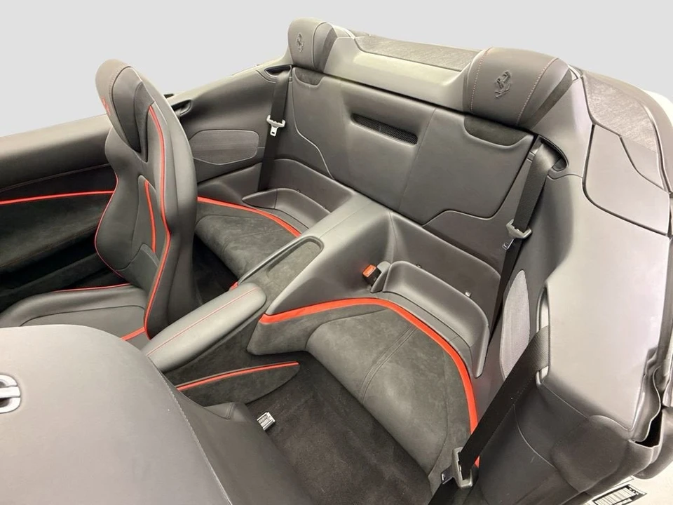 2025 Ferrari Roma Spider - Image 27 of 31