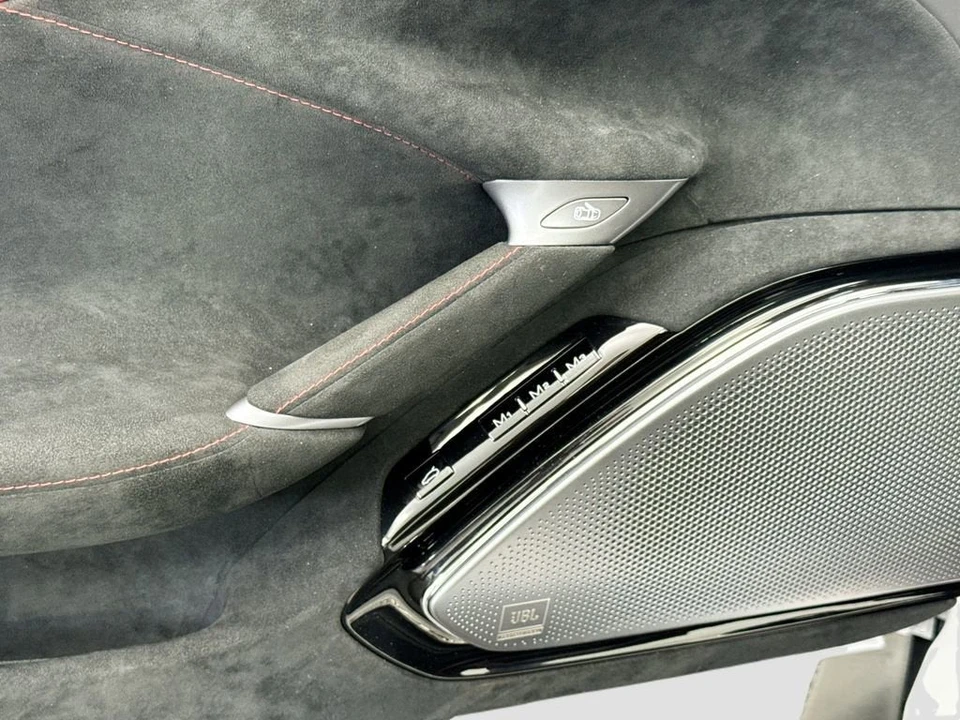 2025 Ferrari Roma Spider - Image 29 of 31