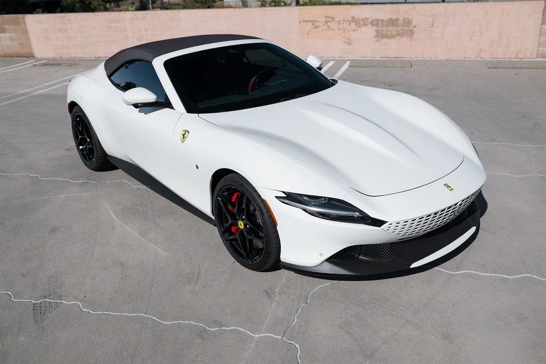 2025 Ferrari Roma Spider - Image 28 of 31